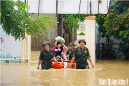 Bộ CHQS tỉnh Thái Nguyên giúp đỡ nhân dân khắc phục hậu quả mưa lũ